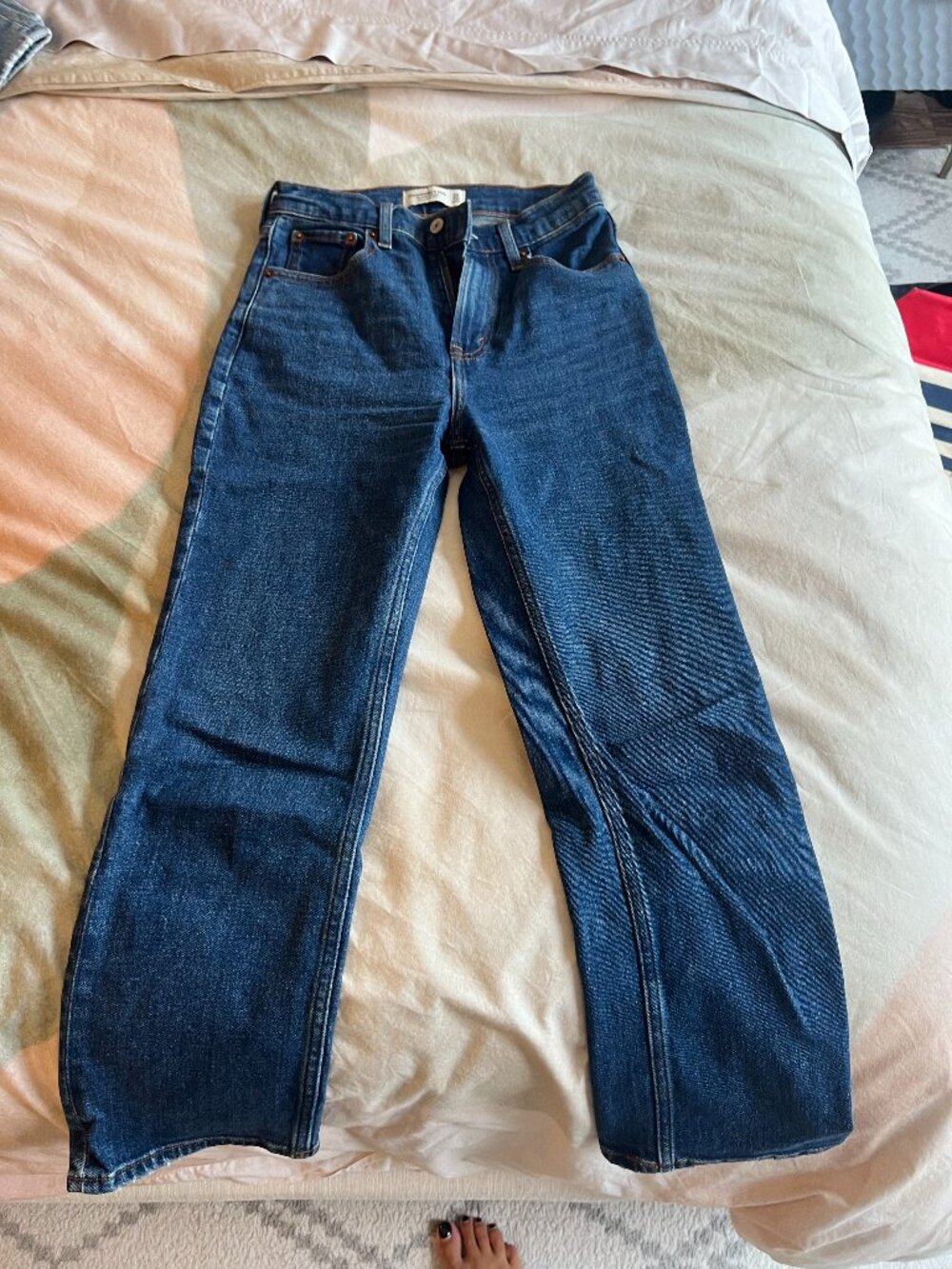 Abercrombie Ultra High Rise Ankle Straight Jean, Medium/Dark Wash, 24/00s